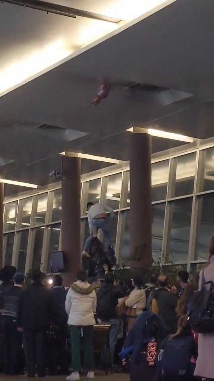 Argentinos y uruguayos rescataron un globo de Peppa Pig en la terminal de Buquebús.