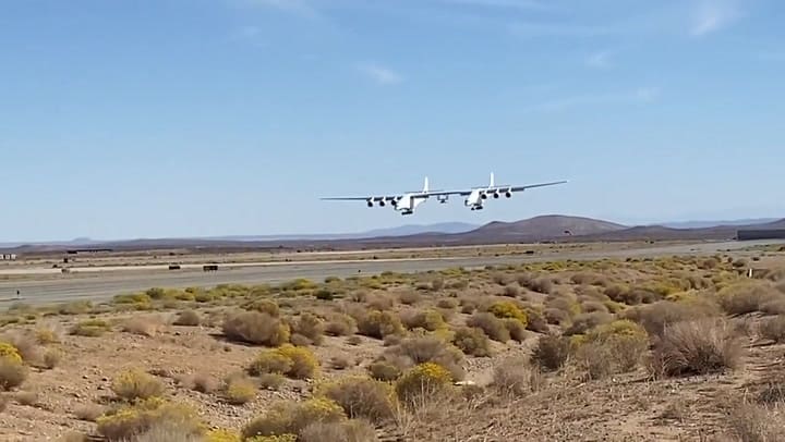 El Stratolaunch voló por primera vez con un vehículo hipersónico entre las alas