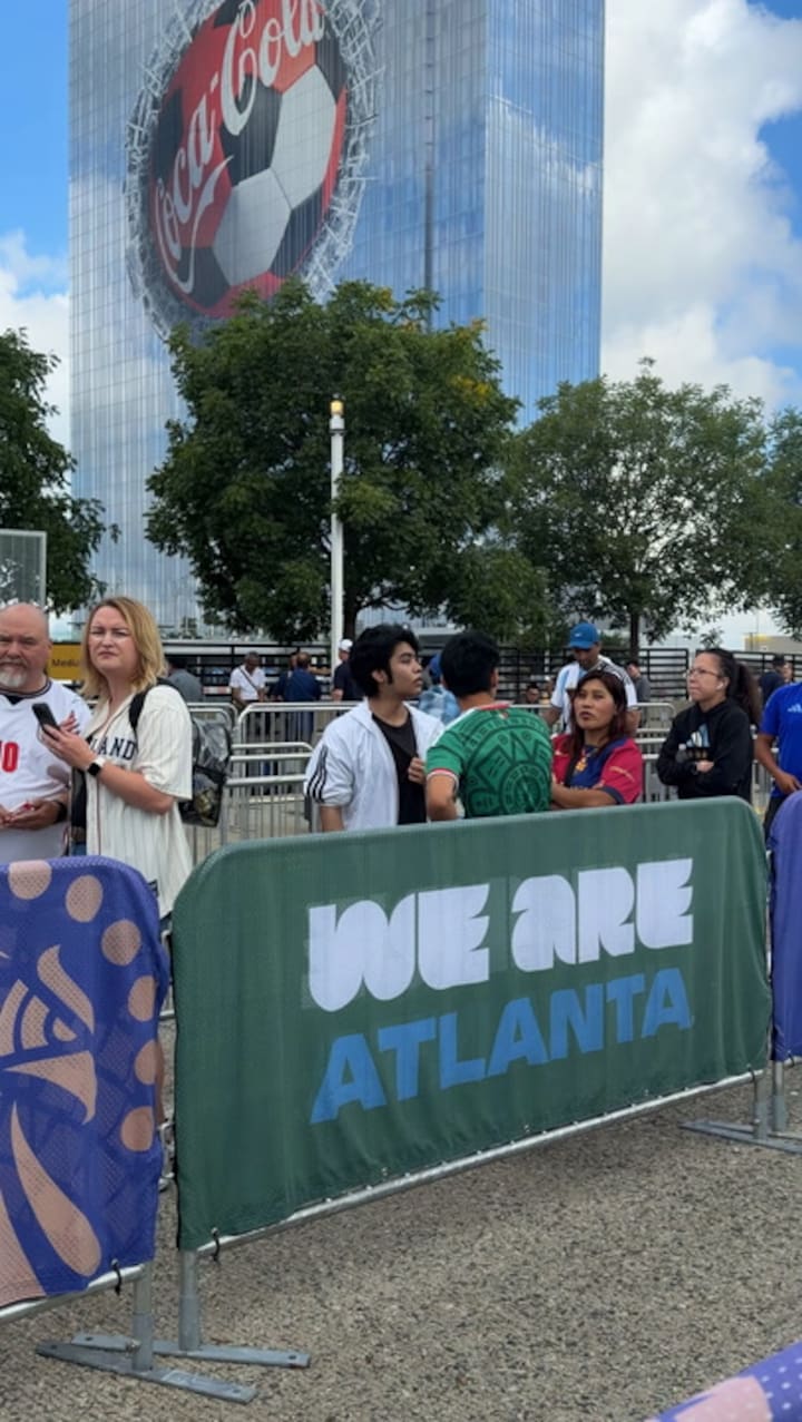 Hinchas argentinos e ingleses, mezclados en la entrada al estadio