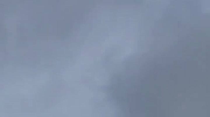 El momento en que un avión de entrenamiento se estrella