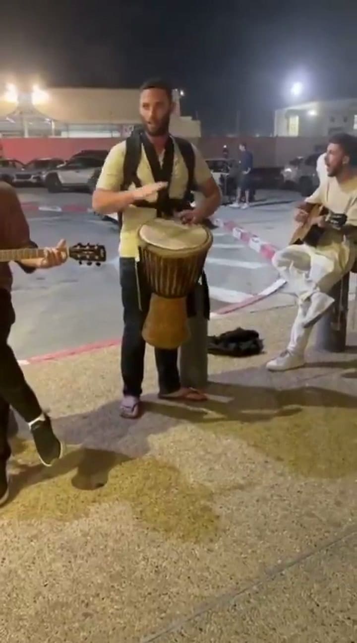 Espectadores tocaron música y cantaron para los pasajeros