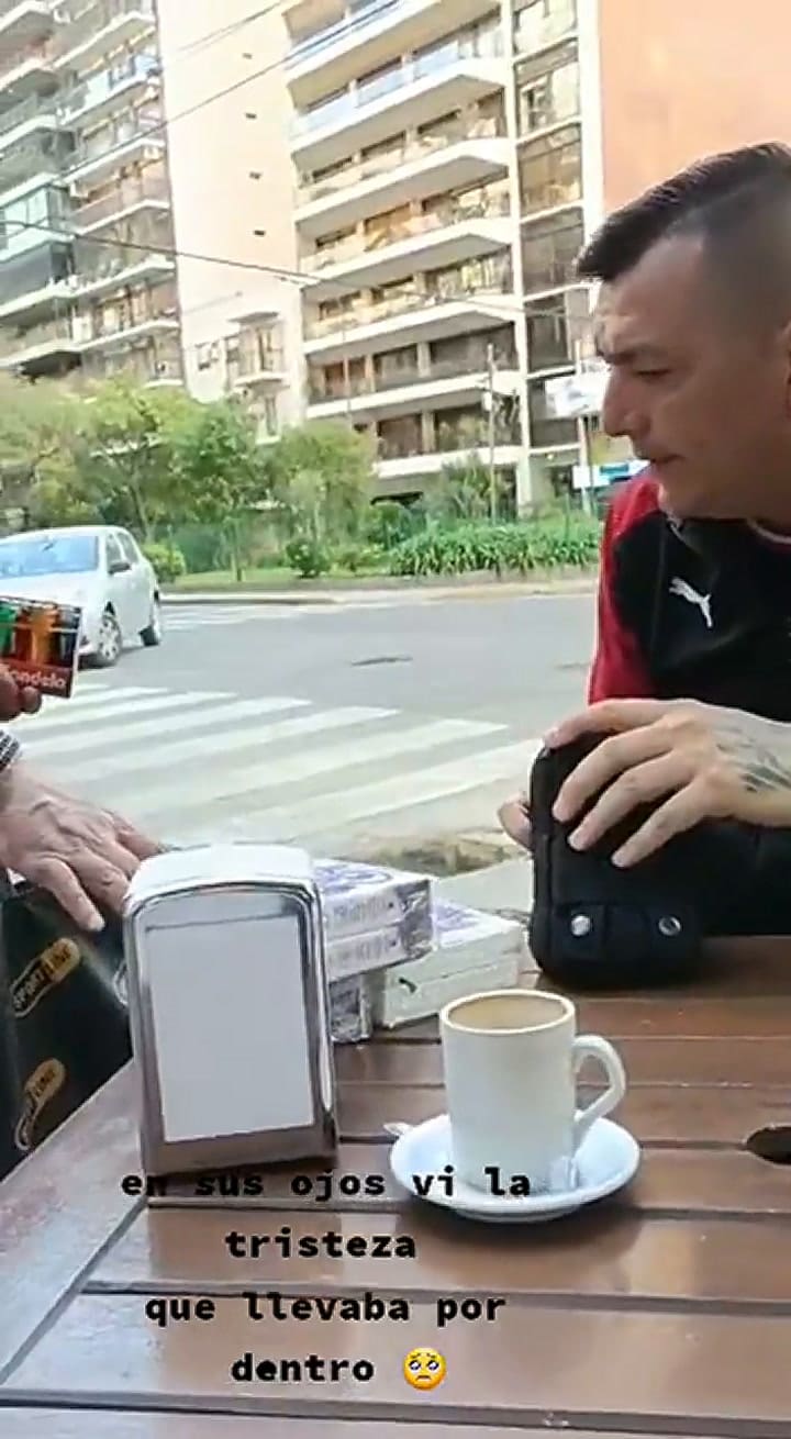 El desolador llanto de un jubilado que vende pañuelos y encendedores para sobrevivir