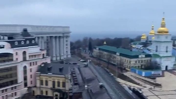 Sirenas en Kiev piden a la gente refugiarse.