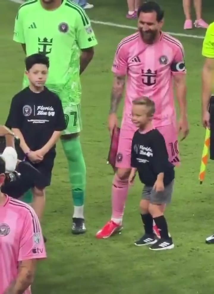 El tierno momento de Lionel Messi con un niño en la previa del partido de Inter Miami (Video: X @sudanalytics_)