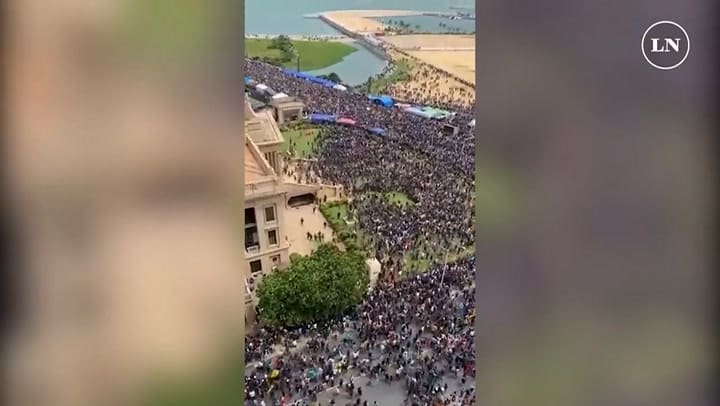 En plena crisis, una multitud de manifestantes asaltó la residencia del presidente en Sri Lanka