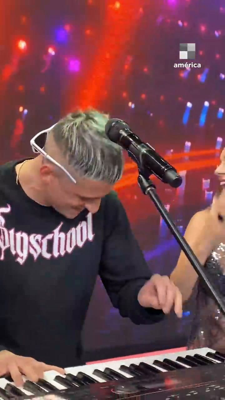 Pampita bailando al compás de Mati Teclas