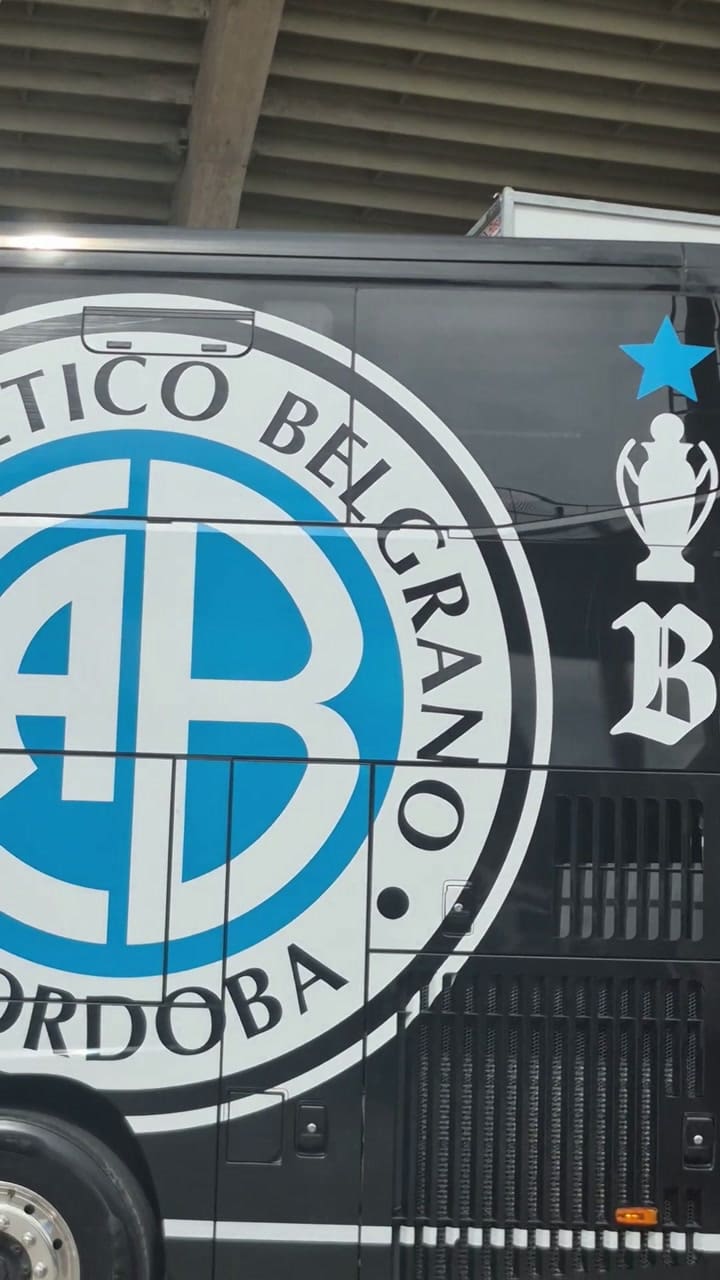 Se juega el clásico en Córdoba: hinchas de Talleres apedrearon al micro de Belgrano