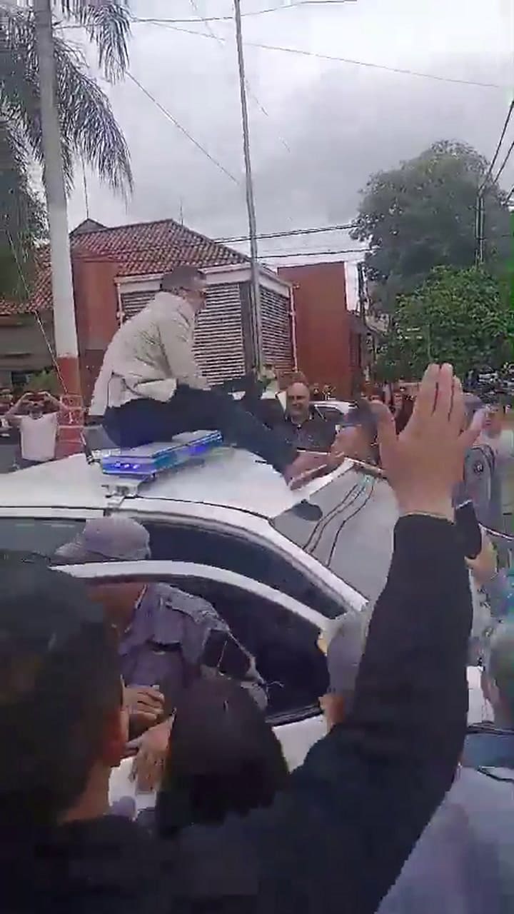 Un concejal se trepó a una patrulla y lo detuvieron: terminó descomponiéndose y fue “arrastrado” hasta un hospital 1