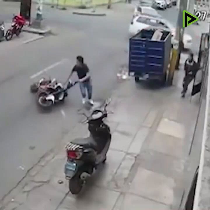 Un hombre evitó el robo de su moto con una patada voladora
