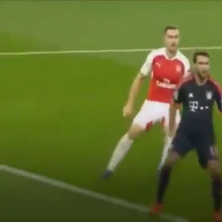 Manuel Neuer de chiquito atajaba con un oso adentro del arco porque no paraba de llorar