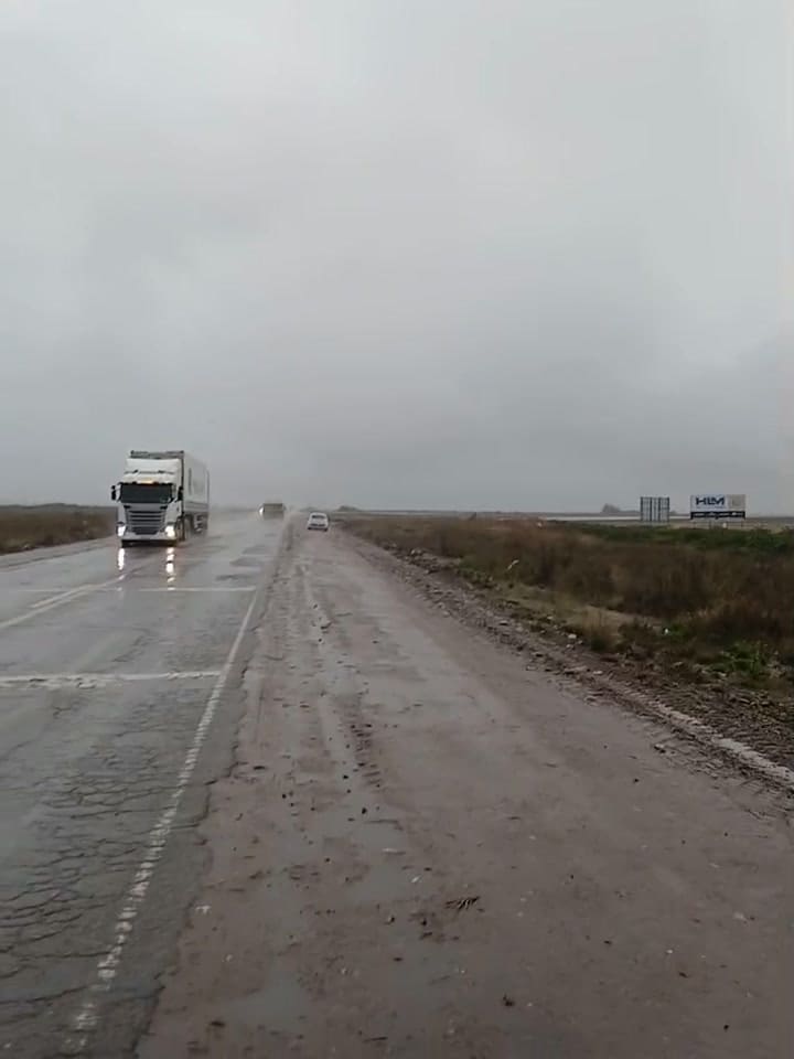 Neumáticos reventados por los pozos en la ruta 7
