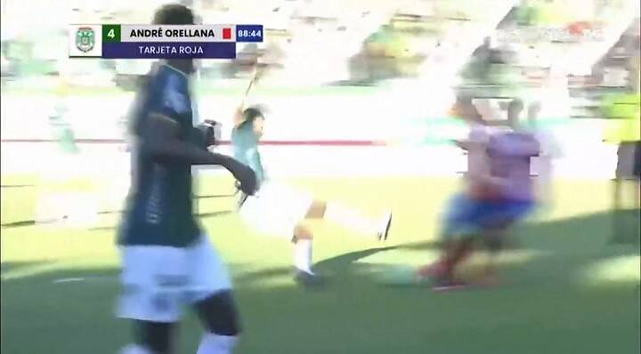 Tomó carrera y les dio un planchazo a ¡dos! jugadores del equipo contrario