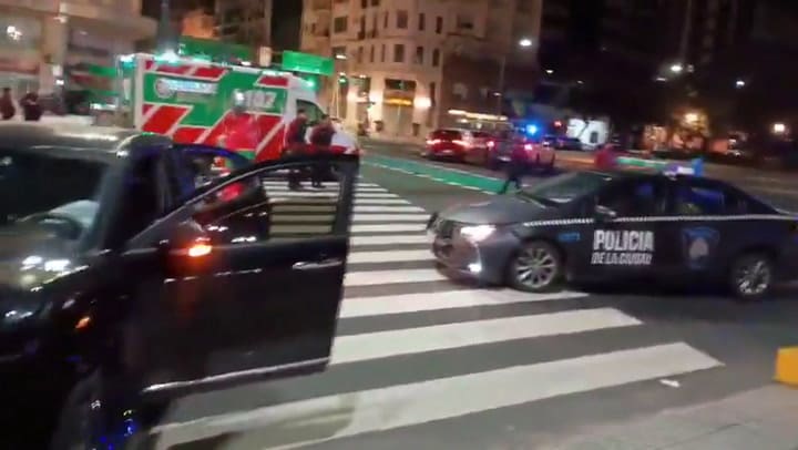 Fuerte choque en la 9 de julio y Córdoba: cinco heridos debieron ser trasladados y hay demoras hacia el Obelisco