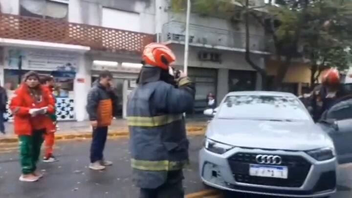 Un auto quedó de costado luego de chocar con una camioneta en Flores