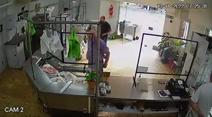 Ladrones entraron a robar a una carnicería y le gatillaron 4 veces en la cabeza al dueño