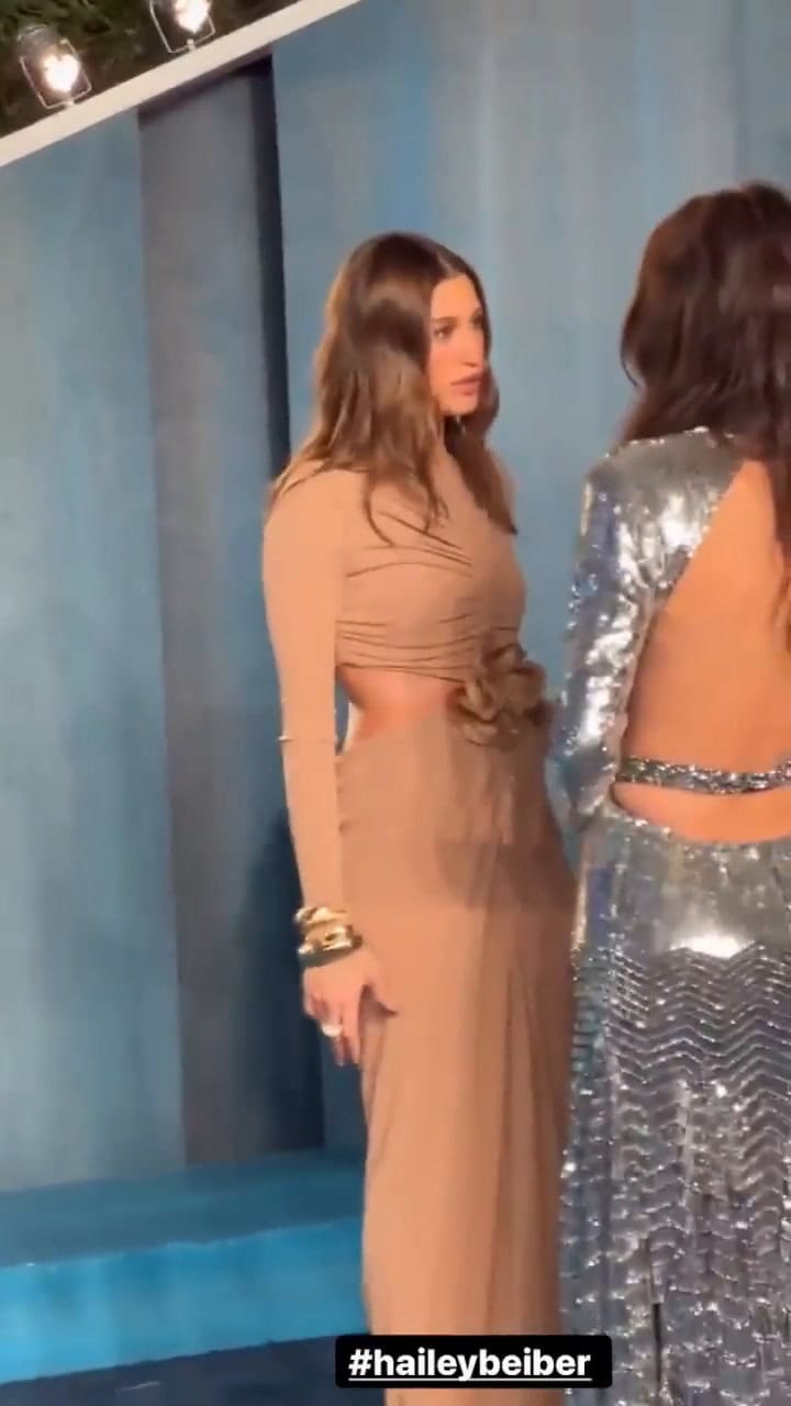 Camila Morrone junto a Hailey Bieber en el after party de los Oscar