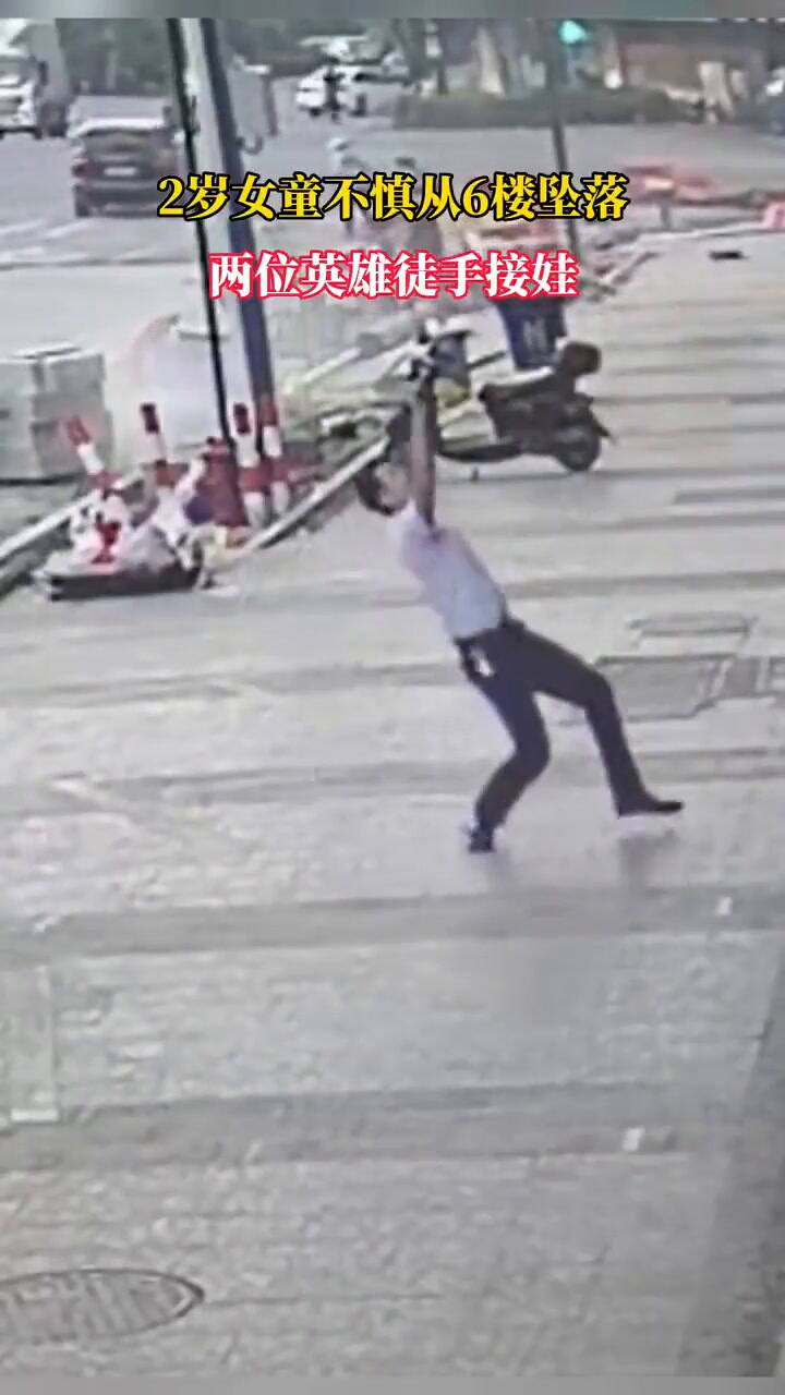 El estremecedor momento en el que un hombre salva de una niña de morir tras caer de un quinto piso