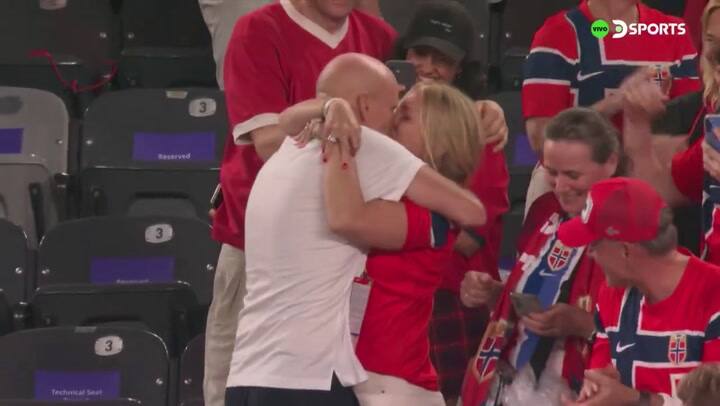 El beso del técnico de Noruega y su esposa que se volvió viral