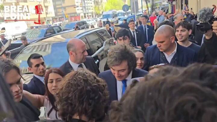 La respuesta de Javier Milei a un vecino que lo insultó desde un balcón en Mar del Plata