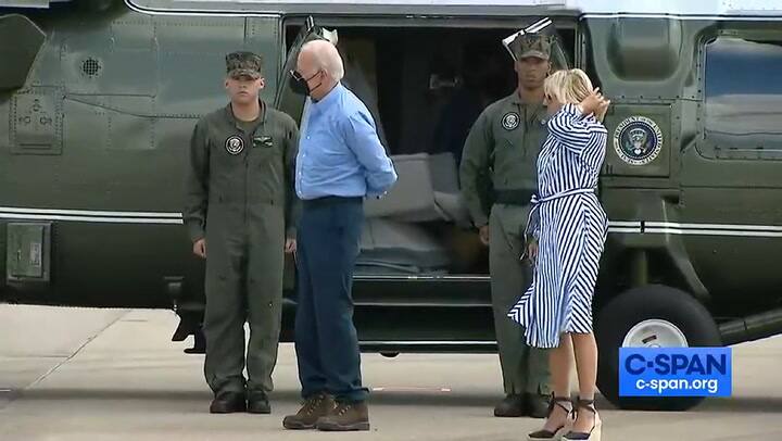 El presidente norteamericano mostró dificultades para ponerse la campera al bajar de su helicóptero