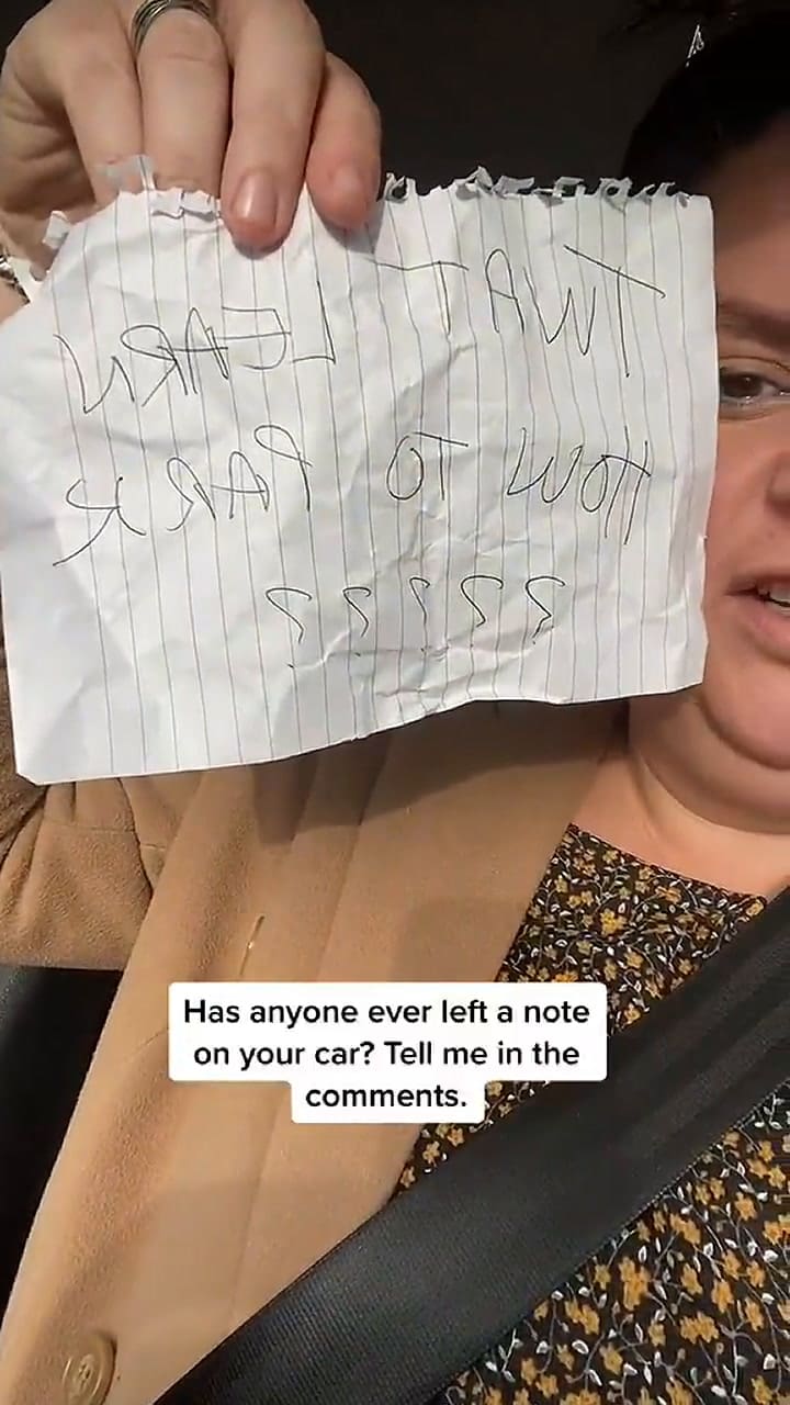 Estacionó mal, le dejaron una agresiva nota y lo compartió en TikTok