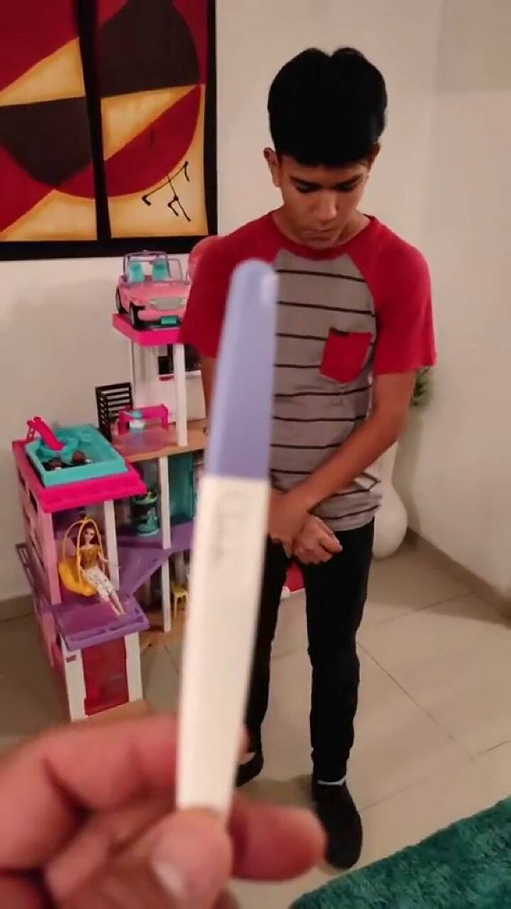 Papá exhibe a su hijo 15 años en TikTok por embarazar a su novia de 14 y recibe feroces críticas