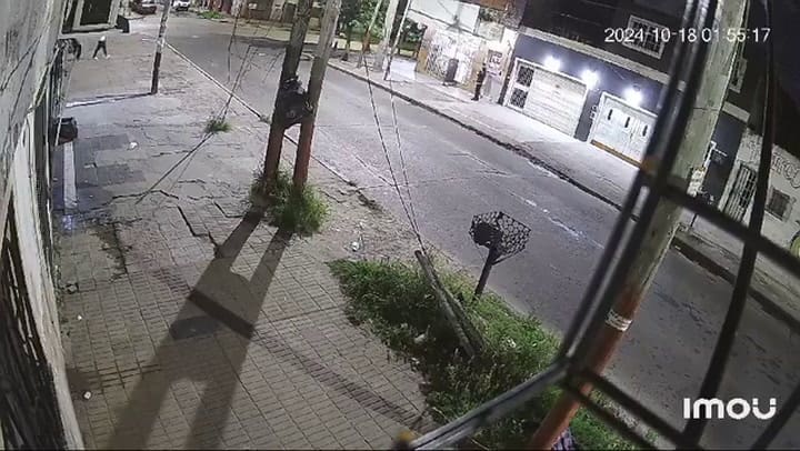 Un adolescente hacía piruetas con la moto y fue arrollado por un colectivo en Lanús