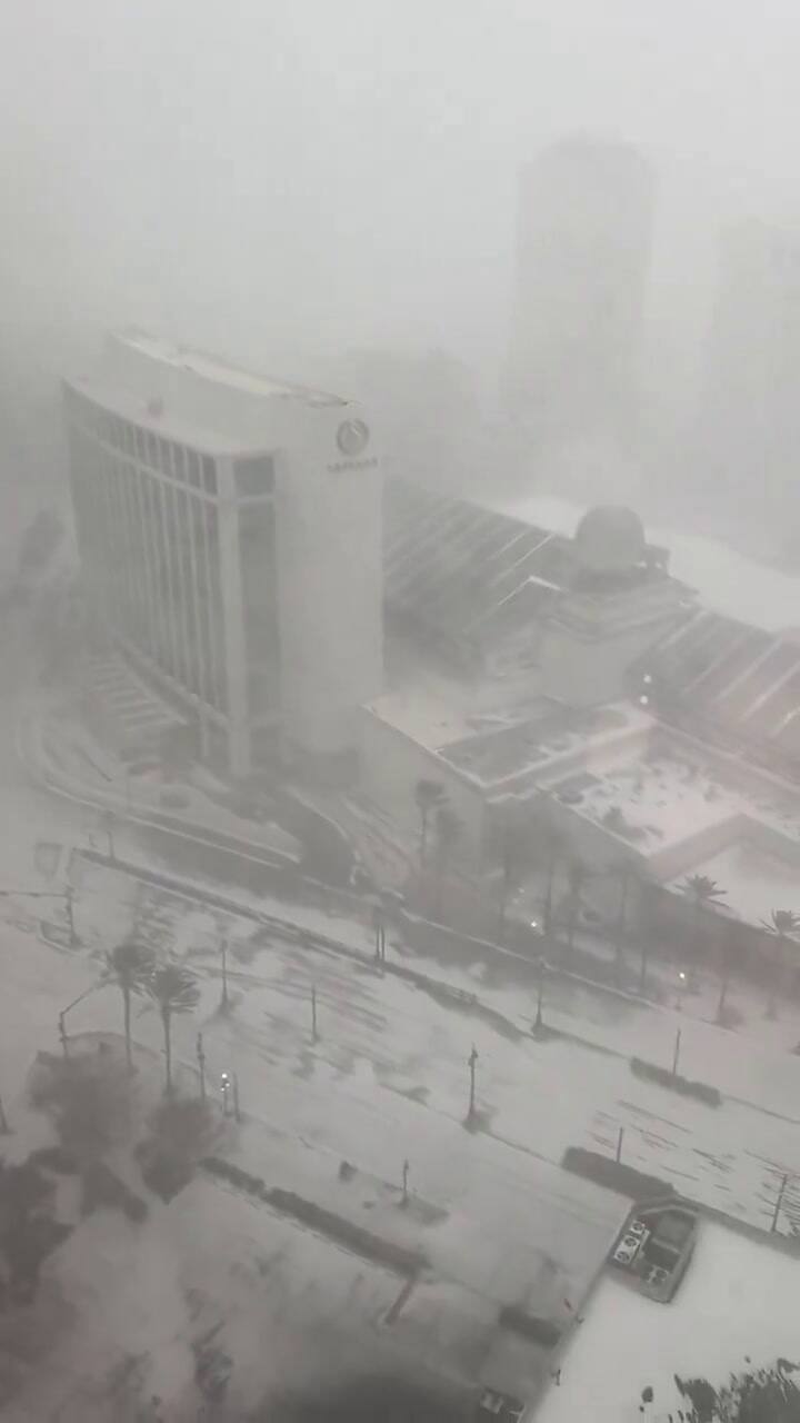 Una rara tormenta invernal cubrió el sur de los Estados Unidos con nevadas históricas, transformando paisajes icónicos como las playas de Florida y las calles de Nueva Orleans en escenarios completamente blancos