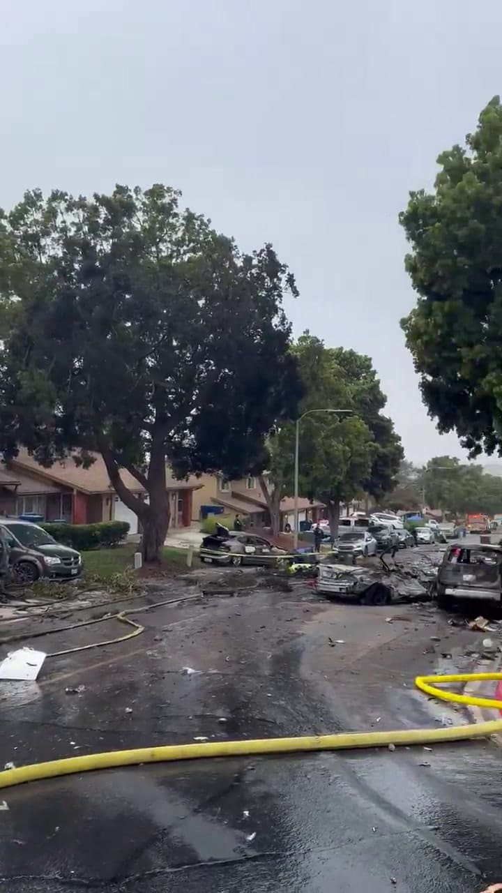 Esto se sabe del accidente de una avioneta en San Diego: se estrelló en un vecindario
