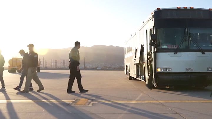 El primero vuelo de deportación de inmigrantes del gobierno de Trump en Estados Unidos