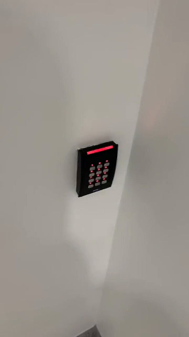 Un tiktoker vivió momentos de terror al quedarse atrapado en el baño de su trabajo