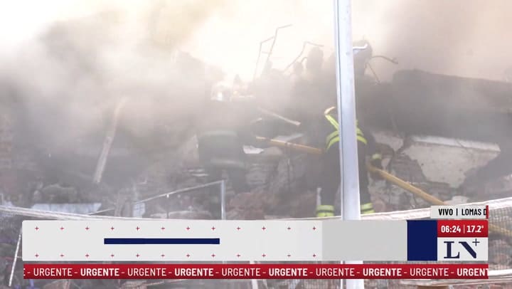 Feroz incendio en una fabrica de plasticos en Lomas de Zamora