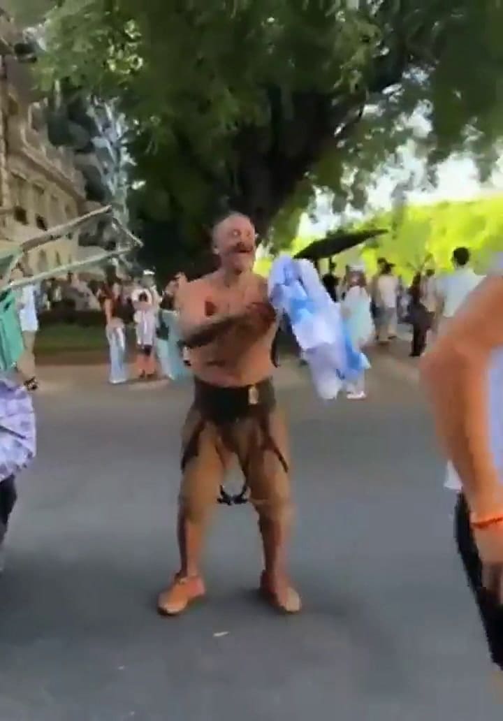El emotivo gesto de un joven que regaló una camiseta de la Selección