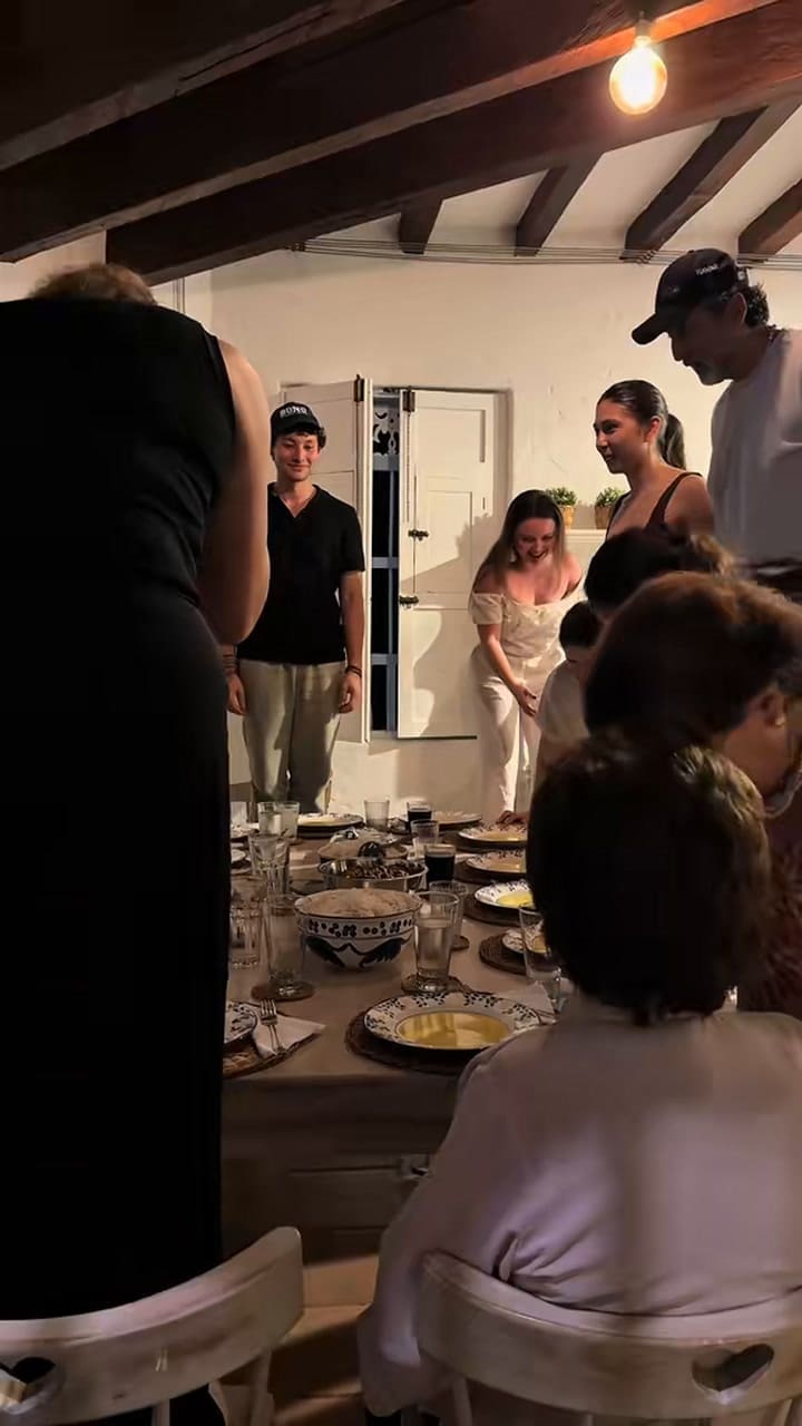 Presentó a su novio y la familia fingió un insólito ritual de bienvenida que no tardó en volverse viral