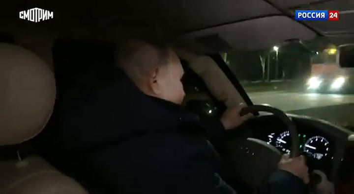 Así fue la provocadora visita de Putin a la tomada ciudad de Mariupol