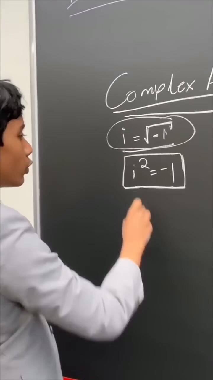 Niño genio de la India explica ejercicios matemáticos en Internet