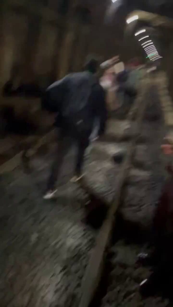 Línea B de subte: pasajeros quedaron atrapados en un vagón por más de una hora y fueron evacuados por las vías