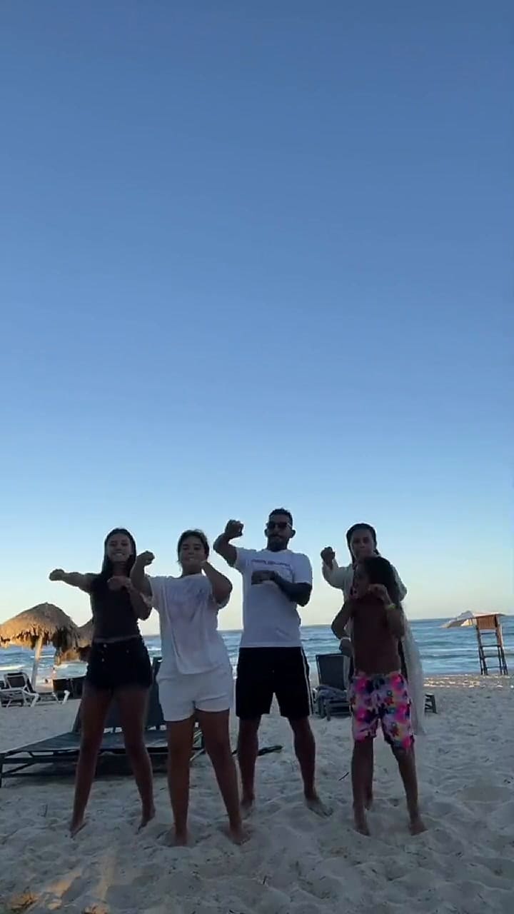 Carlitos y su familia hicieron challenges en la playa