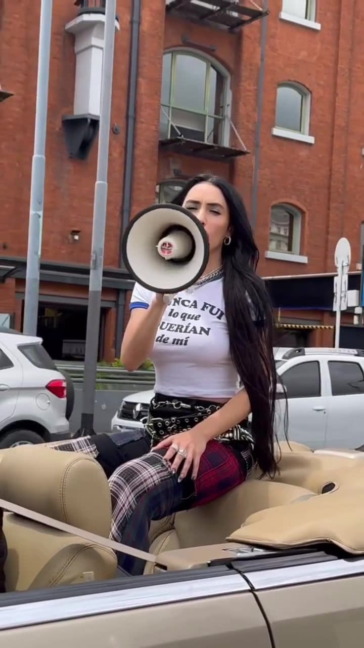 Lali recorrió las calles de Buenos Aires en un descapotable para presentar su nuevo tema