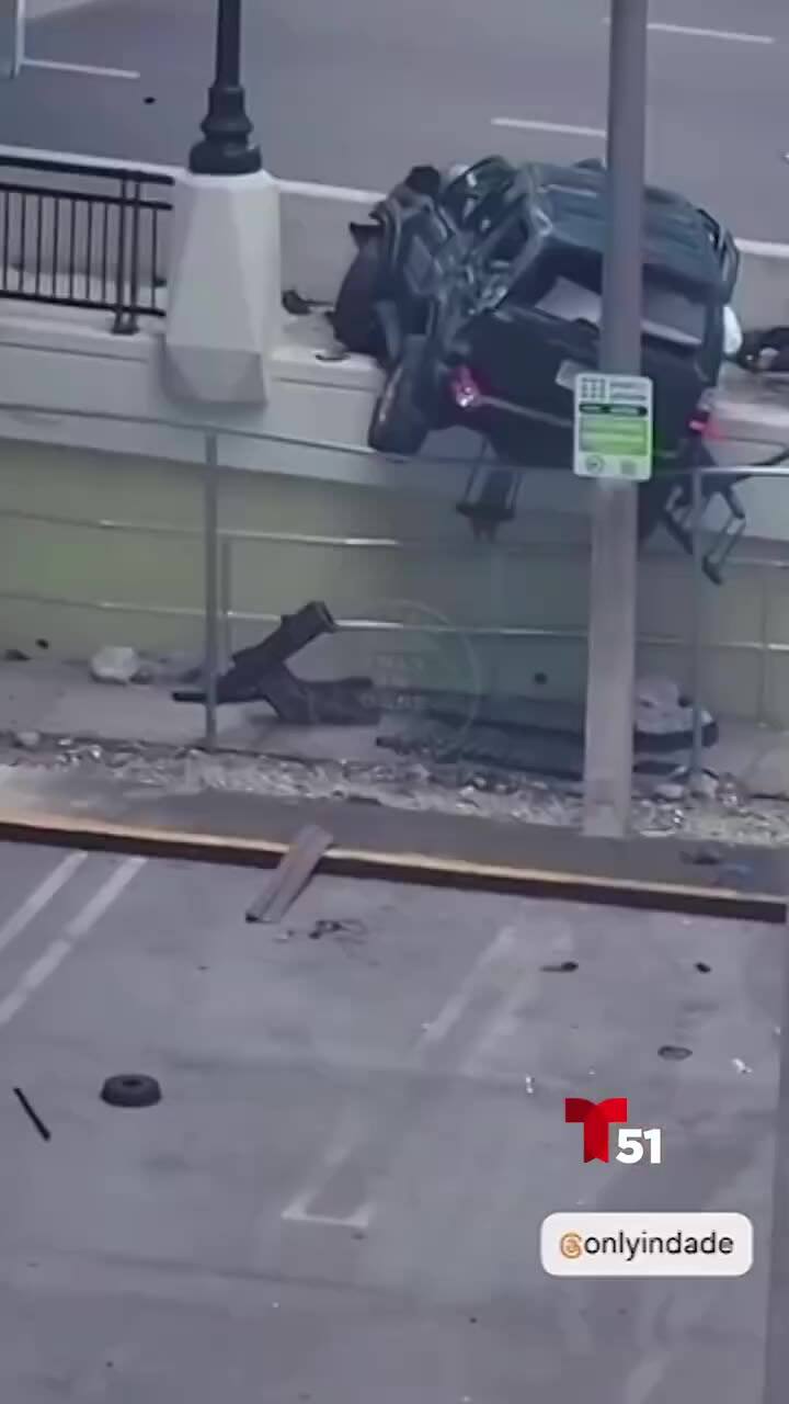 Rescate de película en Miami: un auto quedó colgando de un puente