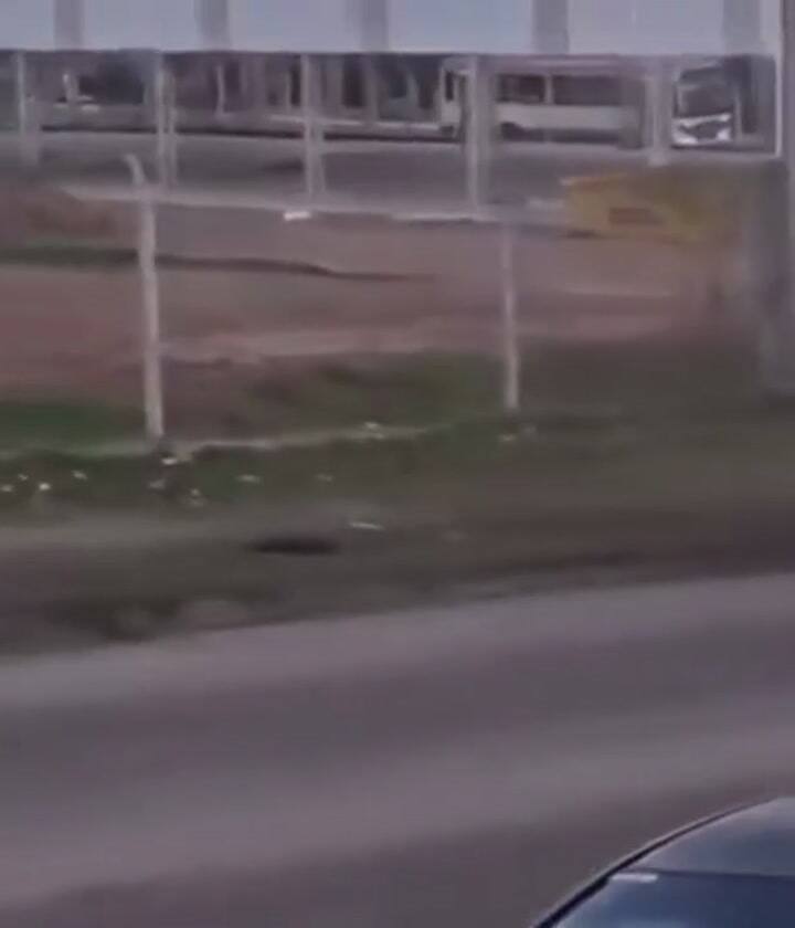 Borracho, chocó siete autos con una retroexcavadora