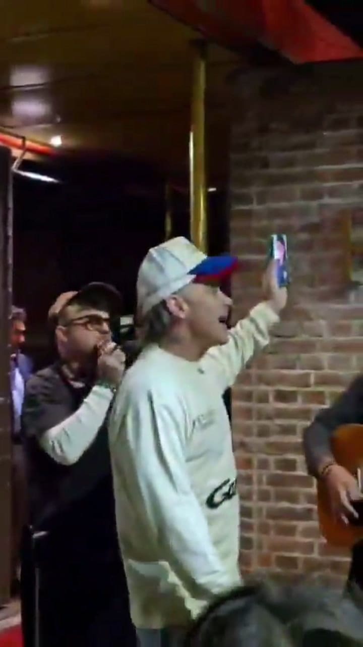 Robbie Williams cantando junto a sus fans en Puerto Madero