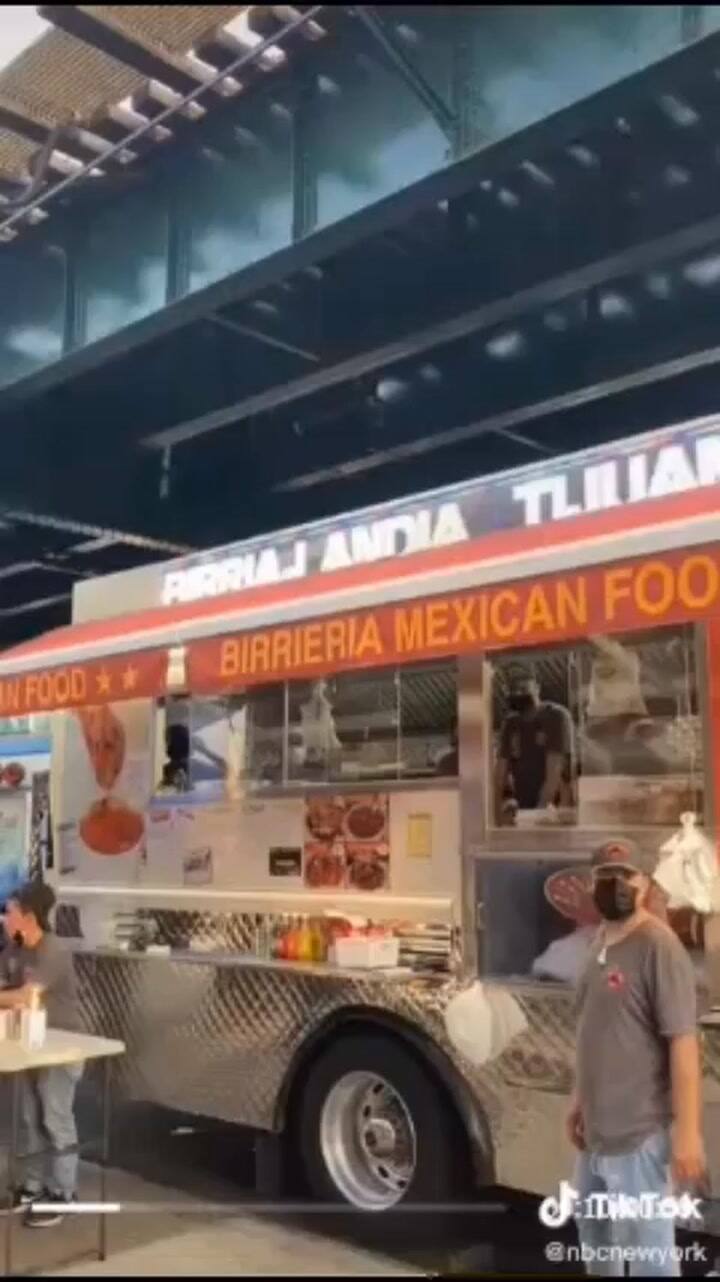 Para conseguir sus primeros clientes, el equipo ofrecía degustaciones gratuitas a las personas que pasaban frente al camión