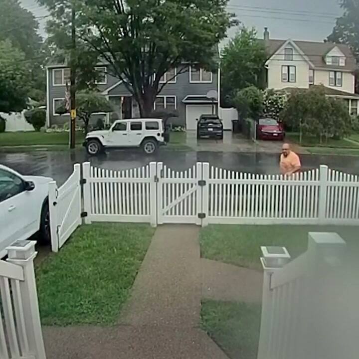 Una cámara de seguridad captó el momento exacto en que un rayo alcanzó a Thomas Fahmy y lo derribó en una calle de Staten Island, Nueva York