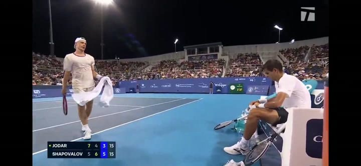 El reclamo de Shapovalov a Jodar durante el partido en Cincinnati
