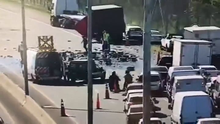 Colapso en la autopista La Plata-Buenos Aires, un camión perdió su carga de cervezas