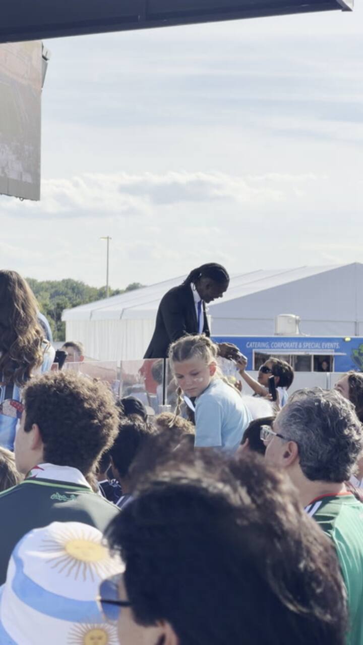 Clarence Seedorf, presente en el Fan Fest para ver el debut del conjunto de Scaloni (Crédito: Matías Boela)