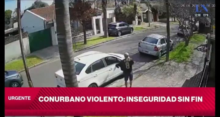 El momento en que asaltan a la madre en Ramos Mejía
