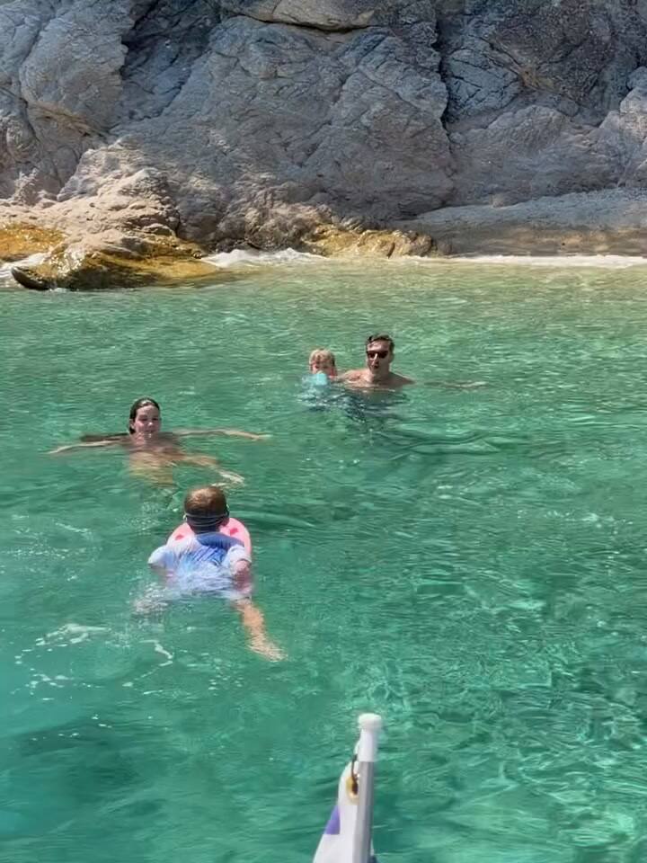 Chapuzones y mucha diversión en familia en las cristalinas aguas del mar Egeo
