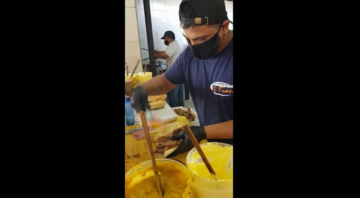 Así se hace el 'milanosaurio': el sánguche de milanesa más grande del mundo